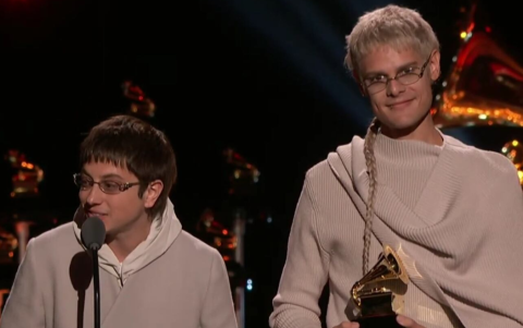 El dúo recibiendo su primer Grammy anglo.