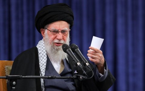 Alí Jameneí está muerto tras ataques de EE. UU. e Israel, confirma Trump.