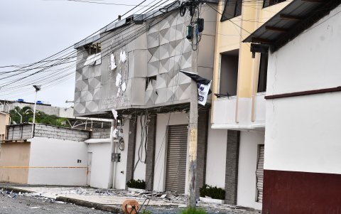 Afectados. Una iglesia también fue víctima colateral de los ataques con explosivos.