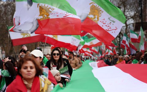 Iraníes extranjeros, flameando la bandera de la 