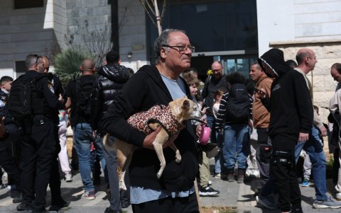 Israelíes evacúan edificios.