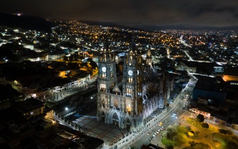 La iglesia de la Basílica es la más grande y visible desde distintas partes de Quito.
