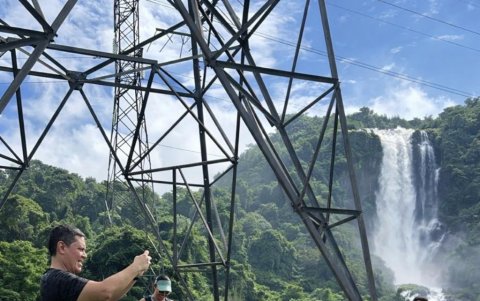 La cascada al fondo parecía real y convincente, pero había sido intervenida con inteligencia artificial.