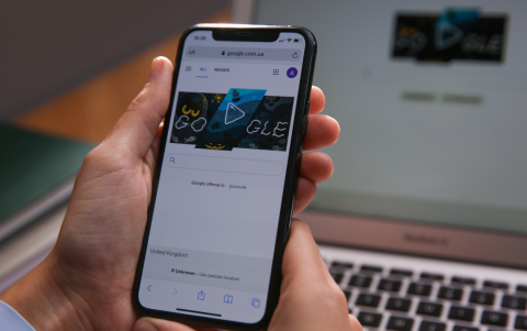 El buscador de Google experimenta con titulares generados por IA en resultados de noticias, una práctica que ya ha generado críticas por posibles distorsiones en la información.