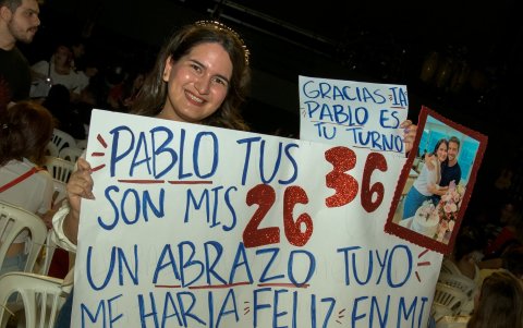 Con carteles asistieron sus fans al concierto.