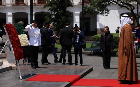 El Sheikh Khaled bin Mohamed bin Zayed Al Nahyan, Príncipe Heredero de Abu Dabi, realizó la entrega de una ofrenda floral ante el monumento a los Héroes del 10 de Agosto.