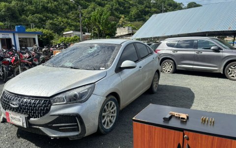 Los uniformados allanaron uno de los inmuebles detectados y hallaron armas de fuego.