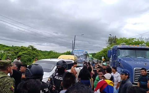 El cierre de la Ruta del Spondylus se dio en la mañana de este domingo en la zona norte peninsular por el colapso del alcantarillado sanitario debido a las lluvias