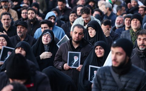 Civiles en Teherán lloran la muerte del ayatolá.