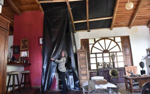 Afectación. Una roca destruyó parte del techo de la vivienda de Mariana Fernández en Guápulo hace 10 meses.