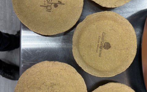 La eliminación de basureros en talleres culinarios impulsó la creación de un biomaterial hecho con subproductos locales.