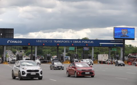 Vehículos cruzan el peaje Chongón en gran cantidad durante los feriados