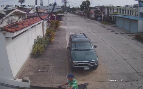 El sujeto se moviliza en una motoclicleta.