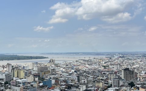 Desde la terraza del edificio El Fórum se observan distintos sectores de la ciudad, así como el río Guayas y el Estero Salado.