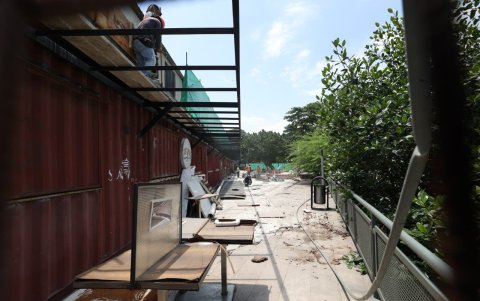 El desmontaje de contenedores en el ala de Kennedy marca un cambio en Guayarte, donde ese sector dejará de operar con locales comerciales para dar paso a servicios municipales.