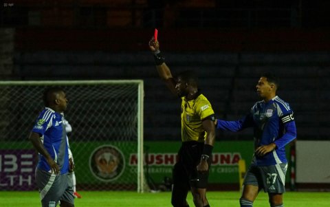 Miller Bolaños recibió la tarjeta roja en la visita de Emelec ante Mushuc Runa.
