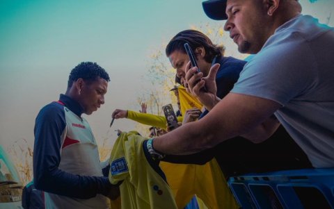 Gonzalo Plata firmó camisetas de hinchas de la Tri previo al partido ante Marruecos.