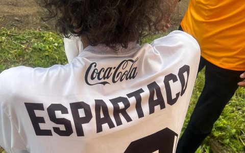 Víctor Mendoza recibió un buzo de los que usaba en los 80 y 90 de parte de la página Hincha de Corazón.