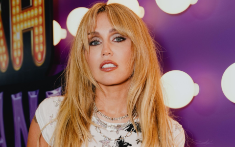 Cyrus en la alfombra morada del estreno.