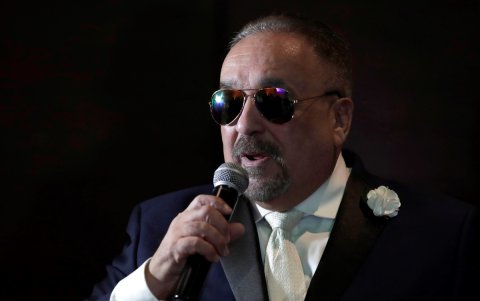 Fotografía de archivo 04 de diciembre de 2019 que muestra al músico y compositor de salsa Willie Colón hablando durante un coloquio en Ciudad de Panamá (Panamá).