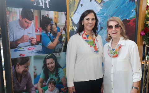 Laura María Noboa y Martha Trujillo de Ampuero.