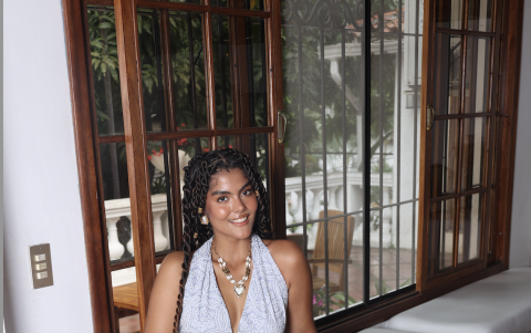 Este look es perfecto para una reunión con amigas frente al mar.