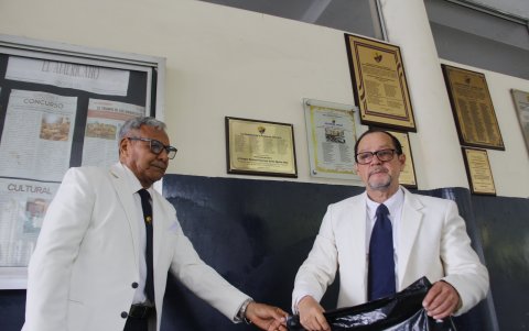 La iniciativa de los aguirrenses se concretó con la colocación de la placa en el hall del colegio.