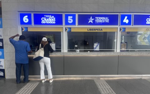 Autoridad. Director adelantó que se incorporan buses en la terminal de vía a la costa para reducir esperas y descongestionar la demanda.