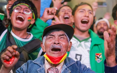 Aficionados celebran durante la transmisión del partido de repechaje para la Copa Mundial 2026 entre Bolivia y Surinam.