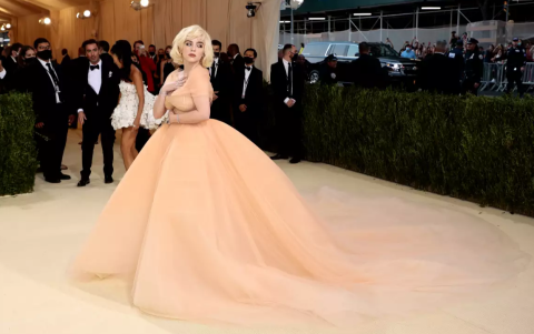 Billie Eilish en Oscar de la Renta para la Met de 2021.