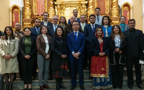 El embajador de Japón junto a un grupo de asistentes a la inauguración de la muestra.