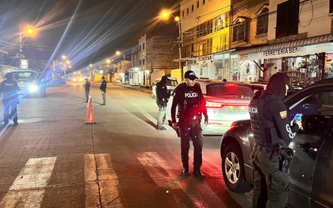 El toque de queda rige en las provincias de Guayas, Los Ríos, Santo Domingo de los Tsáchilas y El Oro desde las 23:00 hasta las 5:00 del día siguiente.