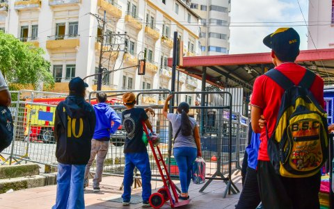 La intersección de Eloy Alfaro y León de Febres Cordero se ha vuelto un punto para que la ciudadanía se aglomere a observar las ruinas del Multicomercio.