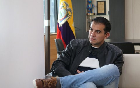 Harold Burbano anuncia acciones legales por reestructuración en la Prefectura de Pichincha.