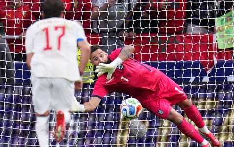 Hernán Galíndez, portero de Ecuador, en el momento que ataja el penal a Marruecos.