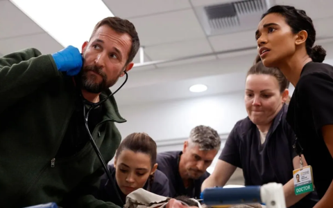 La serie de HBO sigue a un grupo de médicos y enfermeros que lidian con dilemas éticos, presión institucional y conflictos personales.