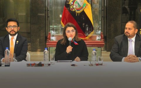 La vía permaneció cerrada más de 24 horas por el nuevo deslizamiento de tierra en Nayón.