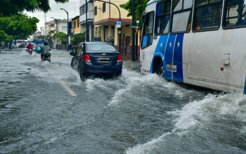 En las calles Los Ríos y Argentina, en el suroeste de Guayaquil, se registró acumulación de agua este sábado 21 de febrero.