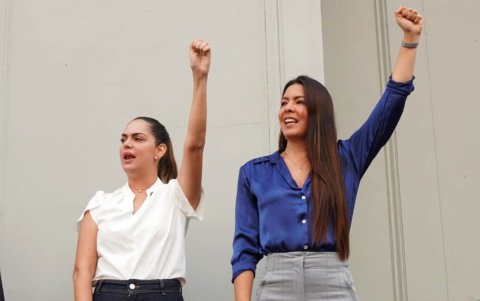 La esposa de Aquiles Álvarez, Fiorella Icaza (izquierda), y la alcaldesa encargada, Tatiana Coronel, presidieron la manifestación a favor del alcalde de Guayaquil semanas atrás.