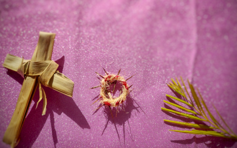 La Iglesia Católica calcula la Semana Santa según la primera luna llena después del equinoccio de primavera, cambiando su fecha cada año.