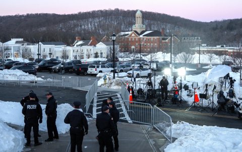 Barreras de seguridad y medios de comunicación aparecen durante la declaración del expresidente Bill Clinton ante el Comité de Supervisión de la Cámara de Representantes en el caso Epstein.