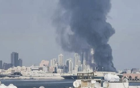 Vista de una columna de humo en Baréin. La Guardia Revolucionaria iraní confirmó este sábado que ha lanzado ataques contra bases estadounidenses.