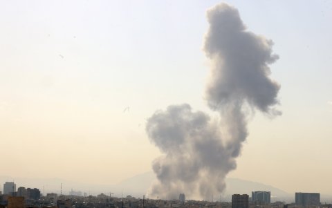 Una columna de humo se eleva en el centro de Teherán tras el ataque de Israel, 28 de febrero de 2026.