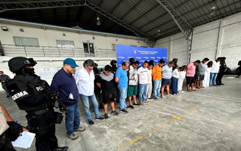 Los 16 detenidos en la Operación Costa fueron presentados en la base Aeropolicial tras los allanamientos ejecutados en tres provincias del país.