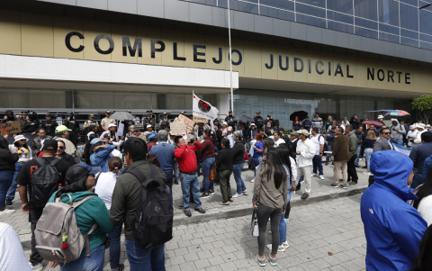Manifestantes respaldaron al alcalde de Guayaquil durante la audiencia de revocatoria de la prisión preventiva que no se concretó .