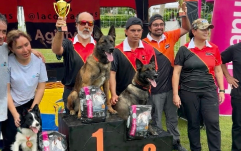 El podio con los ganadores. El primero y segundo lugar fueron para Colt y Diana, respectivamente, del equipo @lacostadogs, en tanto que el tercer lugar correspondió a Sweet, del equipo EducaPets.