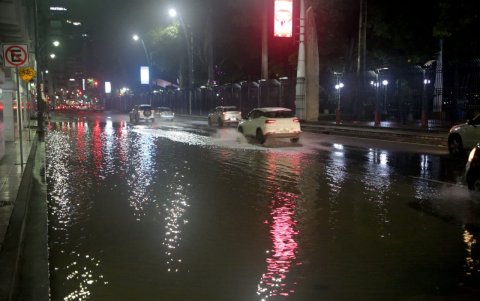 Entre las avenidas Malecón y 9 de Octubre se registró acumulación de agua, la noche de este miércoles 4 de marzo.