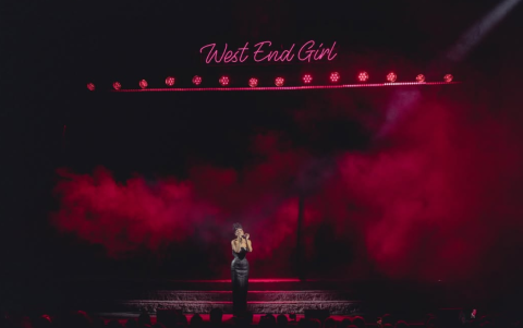 Acto de apertura del tour de Allen.