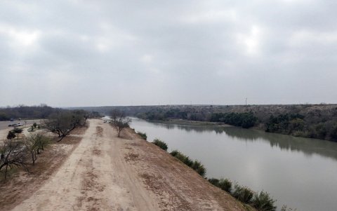 Una camioneta de la Patrulla Fronteriza estaciona junto al río Grande en el parque Father M. McNaboe, donde el gobierno planea construir muro fronterizo entre EE.UU. y México, en Laredo, Texas.