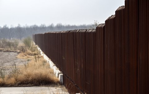 El muro fronterizo entre Estados Unidos y México se muestra en las afueras de Eagle Pass, Texas, el 19 de febrero de 2026.